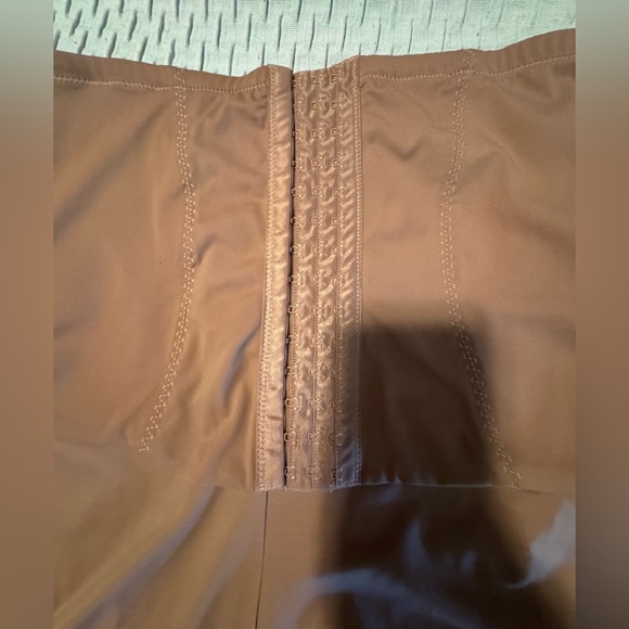 Daisy Fuentes High-Waisted Tan Women's Shorts - Picture 2 of 7